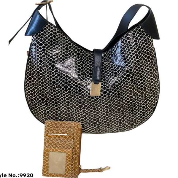 Hobo bag with magnatic closure
