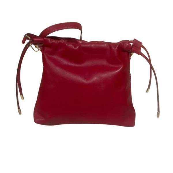 Cross over bag with magnetic closure