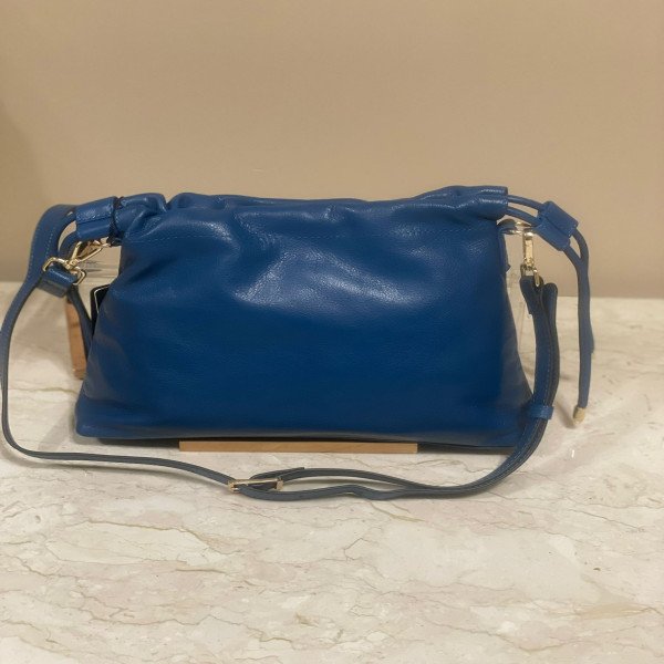 Cross over bag with magnetic closure